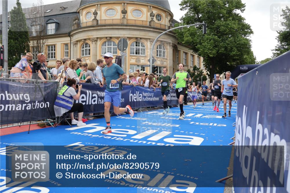 29.06.2025 - hella hamburg halbmarathon Strokosch-Dieckow http://msf.ph/oto/8290579 29.06.2025 10:49:56 Ziel 1216, 1321, 2020, 2540, 3692, 3852, 4017, 5460, 7100, 7657, 8454, 8455, 9126, 9200, 9213, 9491, 9597, 12271, 12527, 12733, 13225, 13463, 13758, 16403, 16716, 16732, 16800, 16887, 18884, 19109, 19112, 19122 meine-sportfotos.de