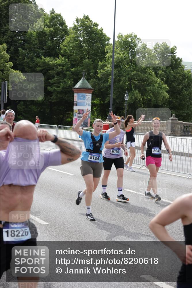 29.06.2025 - hella hamburg halbmarathon Jannik Wohlers http://msf.ph/oto/8290618 29.06.2025 10:36:11 Lombardsbrücke 1224, 1948, 2124, 2588, 3398, 3428, 4084, 5012, 5540, 5747, 6156, 6190, 6667, 7632, 8530, 8945, 9115, 9117, 9500, 9694, 9701, 9918, 10024, 10112, 10984, 11541, 11637, 12493, 12605, 12770, 12775, 13092, 13265, 13266, 13445, 13704, 13902, 13903, 15077, 15568, 15707, 15805, 16228, 16239, 16977, 17018, 17156, 17807, 18152, 18174, 18226, 18488, 18644, 18646, 18918, 18929 meine-sportfotos.de