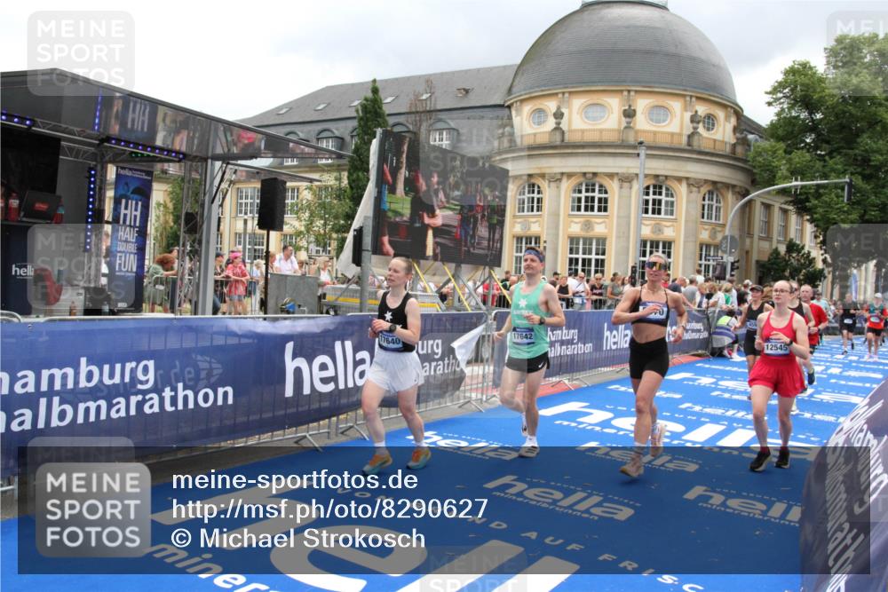 29.06.2025 - hella hamburg halbmarathon Michael Strokosch http://msf.ph/oto/8290627 29.06.2025 10:56:12 Ziel 3058, 4594, 4813, 5492, 5570, 7594, 8330, 8639, 9907, 12545, 14363, 15484, 16113, 16634, 17640, 17642, 18212 meine-sportfotos.de