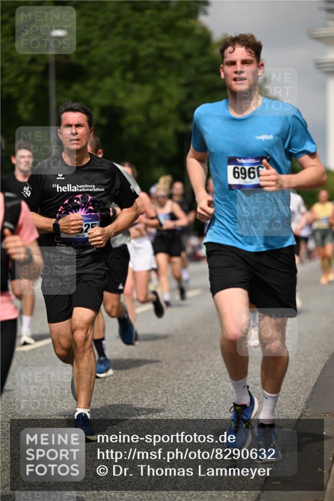 29.06.2025 - hella hamburg halbmarathon Dr. Thomas Lammeyer http://msf.ph/oto/8290632 29.06.2025 10:16:04 Kennedybrücke 1062, 1249, 1790, 1850, 1851, 3182, 3248, 3262, 3746, 3837, 4453, 4499, 5166, 5176, 6822, 6871, 6966, 7370, 7474, 8206, 8207, 9119, 9253, 9254, 9405 meine-sportfotos.de