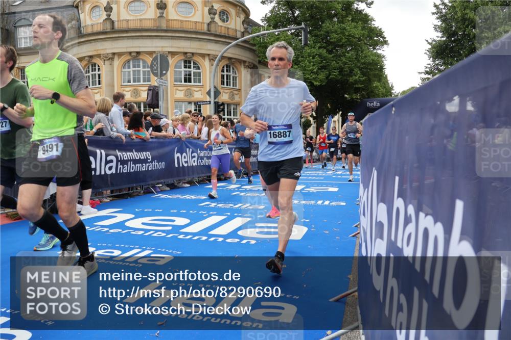 29.06.2025 - hella hamburg halbmarathon Strokosch-Dieckow http://msf.ph/oto/8290690 29.06.2025 10:49:57 Ziel 1216, 1321, 2020, 2540, 3692, 3852, 4017, 5460, 7100, 7657, 8454, 8455, 9031, 9126, 9213, 9303, 9491, 9597, 12271, 12527, 12733, 13225, 13463, 13758, 16403, 16716, 16732, 16887, 18884, 19109, 19112, 19122 meine-sportfotos.de