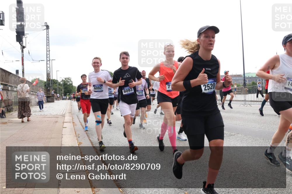 29.06.2025 - hella hamburg halbmarathon Lena Gebhardt http://msf.ph/oto/8290709 29.06.2025 10:36:17 Lombardsbrücke 6092, 13602, 6093, 1010, 2520, 14, 1008, 1010, 1036, 1102, 1183, 1224, 1775, 1780, 1835, 2124, 2352, 2520, 2827, 2870, 3398, 3401, 3404, 3428, 3598, 3699, 3741, 3877, 3990, 4245, 4326, 4413, 4442, 4798, 4937, 5012, 5246, 5427, 5540, 5573, 5666, 5747, 5809, 5919, 6092, 6093, 6184, 6190, 6417, 6667, 6845, 6896, 7086, 7111, 7140, 7275, 7575, 7576, 7632, 8356, 8498, 8530, 8581, 8945, 8947, 9115, 9117, 9229, 9432, 17807 meine-sportfotos.de