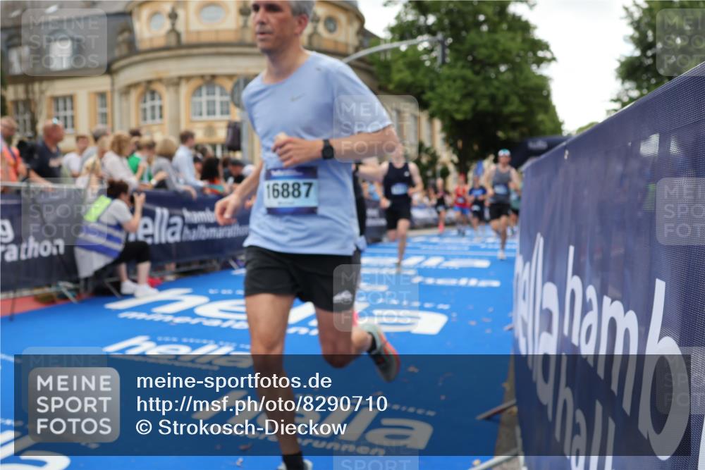 29.06.2025 - hella hamburg halbmarathon Strokosch-Dieckow http://msf.ph/oto/8290710 29.06.2025 10:49:58 Ziel 1216, 1321, 2020, 2540, 3692, 3852, 7100, 7657, 8454, 8455, 9031, 9213, 9303, 9491, 9597, 9965, 12271, 12527, 12733, 13225, 13758, 16403, 16716, 16732, 16887, 18884, 19109, 19112 meine-sportfotos.de