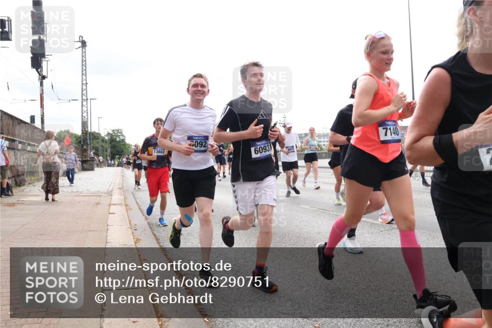 29.06.2025 - hella hamburg halbmarathon Lena Gebhardt http://msf.ph/oto/8290751 29.06.2025 10:36:18 Lombardsbrücke 13602, 092, 6093, 7140, 1008, 1010, 1036, 1102, 1183, 1224, 1775, 1780, 1835, 2124, 2352, 2520, 2827, 2870, 3398, 3401, 3404, 3428, 3598, 3699, 3741, 3877, 3990, 4245, 4326, 4413, 4442, 4798, 4937, 5012, 5246, 5427, 5540, 5573, 5666, 5747, 5809, 5919, 6092, 6093, 6184, 6190, 6417, 6667, 6845, 6896, 7086, 7111, 7140, 7275, 7575, 7576, 7632, 8356, 8498, 8530, 8581, 8945, 8947, 9115, 9117, 9229, 9432, 17807 meine-sportfotos.de