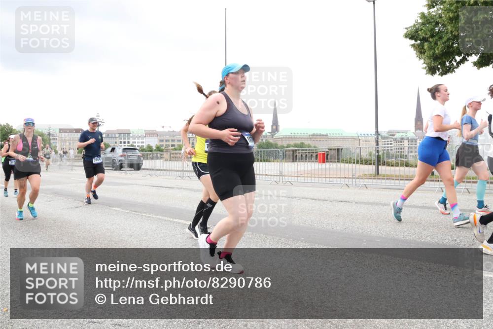 29.06.2025 - hella hamburg halbmarathon Lena Gebhardt http://msf.ph/oto/8290786 29.06.2025 10:55:47 Lombardsbrücke 1616, 1873, 1917, 2793, 3101, 3115, 3157, 3244, 3268, 3577, 4265, 4470, 4473, 4628, 4896, 5040, 5220, 5222, 5306, 5483, 5487, 5575, 5994, 6055, 6056, 6113, 6257, 6494, 6594, 7516, 7548, 7616, 7680, 7969, 8110, 8527, 8532, 8533, 8626, 8648, 9548, 9614, 9618, 9838, 9857, 9858, 9861, 9865, 9956, 10094, 10436, 10438, 10449, 10559, 10593, 10640, 10885, 11109, 11903, 11962, 11963, 12695, 12902, 14727, 16385 meine-sportfotos.de
