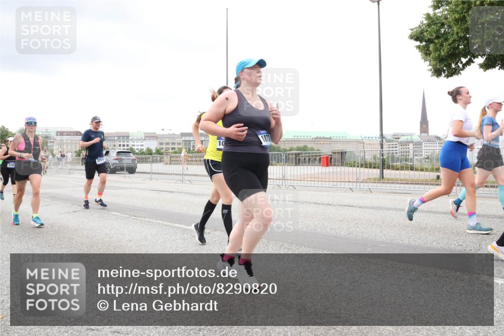 29.06.2025 - hella hamburg halbmarathon Lena Gebhardt http://msf.ph/oto/8290820 29.06.2025 10:55:47 Lombardsbrücke 3101, 10, 1873, 1616, 1873, 1917, 2793, 3101, 3115, 3157, 3244, 3268, 3577, 4265, 4470, 4473, 4628, 4896, 5040, 5220, 5222, 5306, 5483, 5487, 5575, 5994, 6055, 6056, 6113, 6257, 6494, 6594, 7516, 7548, 7616, 7680, 7969, 8110, 8527, 8532, 8533, 8626, 8648, 9548, 9614, 9618, 9838, 9857, 9858, 9861, 9865, 9956, 10094, 10436, 10438, 10449, 10559, 10593, 10640, 10885, 11109, 11903, 11962, 11963, 12695, 12902, 14727, 16385 meine-sportfotos.de