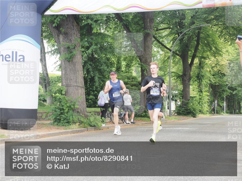 29.06.2025 - hella hamburg halbmarathon KatJ http://msf.ph/oto/8290841 29.06.2025 10:12:41 Zwischen KM18-KM19 35, 52 meine-sportfotos.de