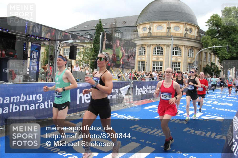 29.06.2025 - hella hamburg halbmarathon Michael Strokosch http://msf.ph/oto/8290844 29.06.2025 10:56:13 Ziel 4594, 4813, 5492, 5570, 7594, 8330, 8639, 9907, 12545, 14363, 15484, 16113, 16634, 17468, 17640, 17642 meine-sportfotos.de