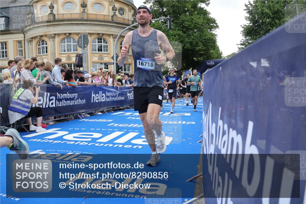 29.06.2025 - hella hamburg halbmarathon Strokosch-Dieckow http://msf.ph/oto/8290856 29.06.2025 10:50:00 Ziel 1216, 1321, 1507, 2020, 2540, 3562, 3692, 3852, 7100, 7657, 8313, 8454, 9031, 9213, 9303, 9491, 9965, 12203, 12271, 12527, 12733, 13225, 13282, 13758, 14257, 16403, 16716, 16732, 16887, 18228, 18657, 18658, 18884, 19112 meine-sportfotos.de