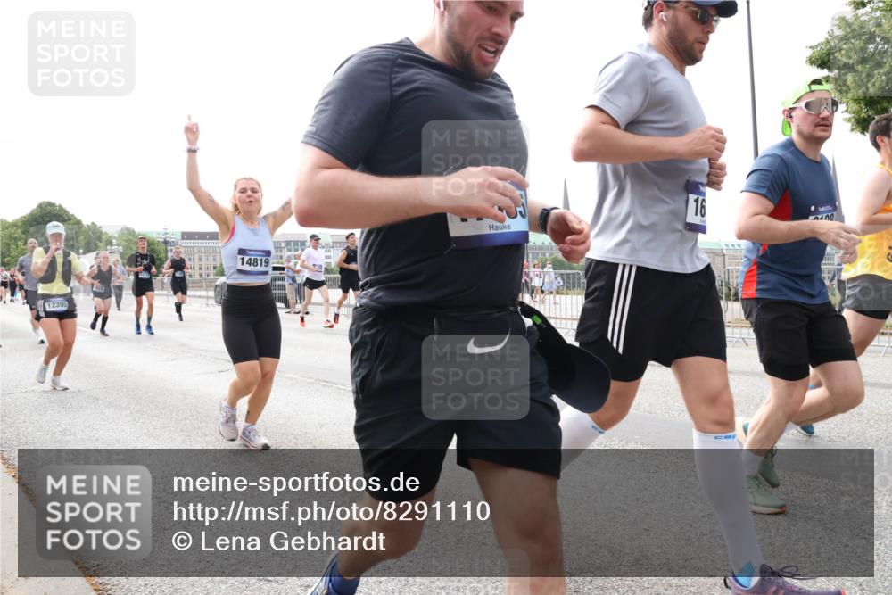 29.06.2025 - hella hamburg halbmarathon Lena Gebhardt http://msf.ph/oto/8291110 29.06.2025 10:21:15 Lombardsbrücke 12395, 1177, 14819, 16, 1028, 1266, 1401, 1658, 2271, 2383, 2635, 2815, 2923, 2945, 2956, 2986, 3122, 3161, 3247, 3453, 3770, 3813, 3817, 3825, 3826, 4082, 4350, 4697, 4786, 5041, 5061, 5373, 5395, 5412, 5493, 5767, 6103, 6275, 6308, 6844, 7228, 7375, 7522, 7553, 7608, 7781, 8095, 8113, 8724, 8726, 8844, 9005, 9011, 9100, 9108, 9236, 9499, 9501, 9532, 9624, 9981, 10374, 10585, 10602, 11145, 11698, 12175, 12694, 12844, 13057, 13508 meine-sportfotos.de