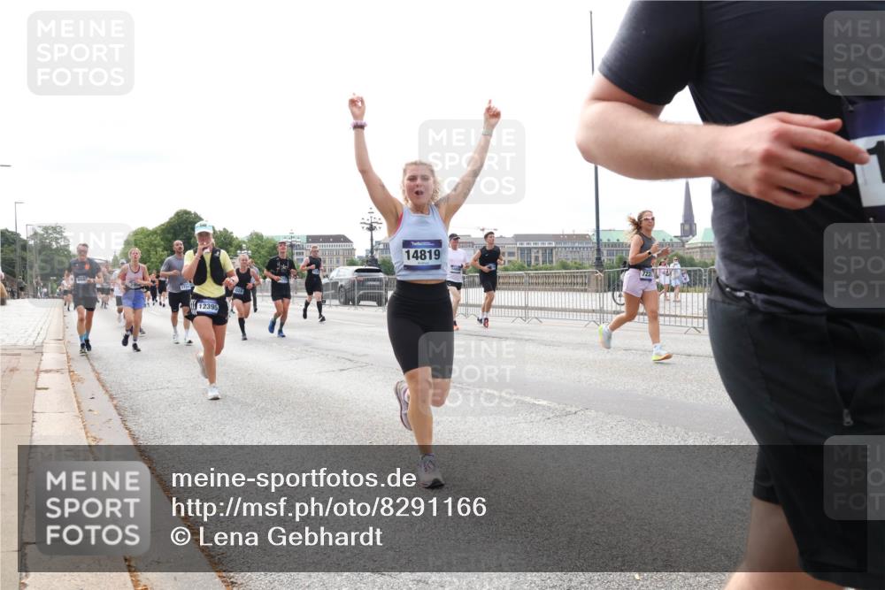 29.06.2025 - hella hamburg halbmarathon Lena Gebhardt http://msf.ph/oto/8291166 29.06.2025 10:21:15 Lombardsbrücke 12395, 14819, 722, 1028, 1266, 1401, 1658, 2271, 2383, 2635, 2815, 2923, 2945, 2956, 2986, 3122, 3161, 3247, 3453, 3770, 3813, 3817, 3825, 3826, 4082, 4350, 4697, 4786, 5041, 5061, 5373, 5395, 5412, 5493, 5767, 6103, 6275, 6308, 6844, 7228, 7375, 7522, 7553, 7608, 7781, 8095, 8113, 8724, 8726, 8844, 9005, 9011, 9100, 9108, 9236, 9499, 9501, 9532, 9624, 9981, 10374, 10585, 10602, 11145, 11698, 12175, 12694, 12844, 13057, 13508 meine-sportfotos.de