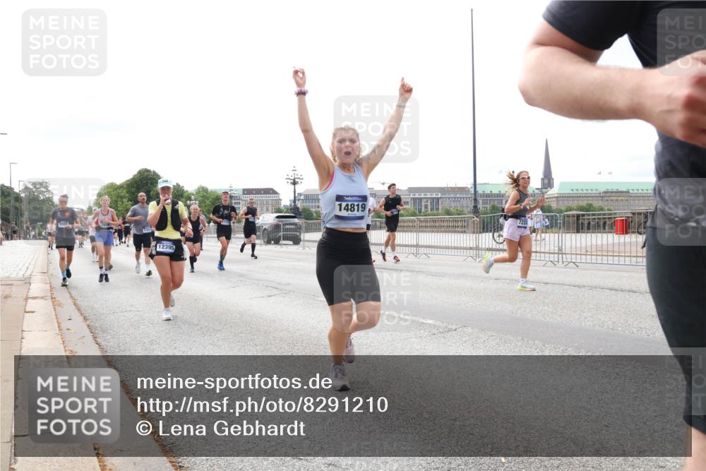 29.06.2025 - hella hamburg halbmarathon Lena Gebhardt http://msf.ph/oto/8291210 29.06.2025 10:21:15 Lombardsbrücke 12395, 14819, 1028, 1266, 1401, 1658, 2271, 2383, 2635, 2815, 2923, 2945, 2956, 2986, 3122, 3161, 3247, 3453, 3770, 3813, 3817, 3825, 3826, 4082, 4350, 4697, 4786, 5041, 5061, 5373, 5395, 5412, 5493, 5767, 6103, 6275, 6308, 6844, 7228, 7375, 7522, 7553, 7608, 7781, 8095, 8113, 8724, 8726, 8844, 9005, 9011, 9100, 9108, 9236, 9499, 9501, 9532, 9624, 9981, 10374, 10585, 10602, 11145, 11698, 12175, 12694, 12844, 13057, 13508 meine-sportfotos.de