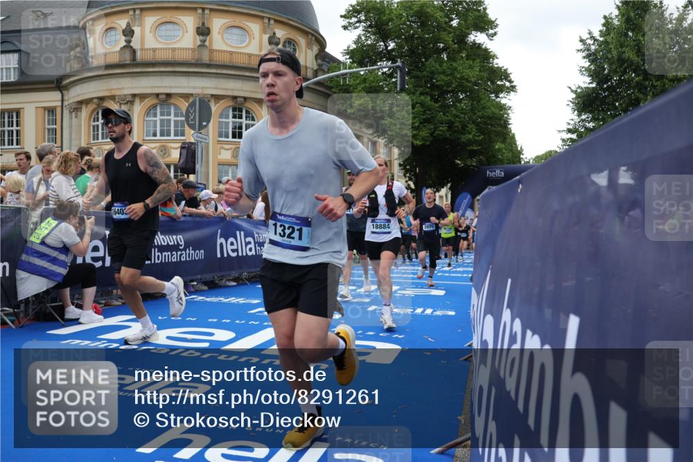 29.06.2025 - hella hamburg halbmarathon Strokosch-Dieckow http://msf.ph/oto/8291261 29.06.2025 10:50:04 Ziel 1119, 1216, 1321, 1507, 2020, 3296, 3562, 3692, 3852, 7100, 7176, 7657, 8313, 9031, 9213, 9303, 9965, 11607, 12203, 12235, 12271, 13225, 13282, 13758, 14257, 16403, 18228, 18657, 18658, 18884, 19112 meine-sportfotos.de