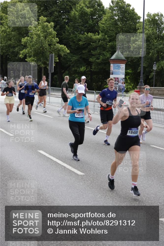 29.06.2025 - hella hamburg halbmarathon Jannik Wohlers http://msf.ph/oto/8291312 29.06.2025 10:36:14 Lombardsbrücke 1224, 1948, 2124, 2588, 3428, 4084, 4618, 4762, 5747, 6156, 6190, 6667, 7632, 8499, 8945, 9115, 9500, 9694, 9701, 9918, 10123, 10487, 10984, 11672, 12493, 12605, 12770, 12775, 13092, 13106, 13265, 13266, 13445, 13657, 13704, 13902, 13903, 15077, 15568, 15707, 15805, 16228, 16239, 16977, 17018, 17156, 17807, 18152, 18174, 18226, 18482, 18488, 18644, 18646, 18918, 18929 meine-sportfotos.de