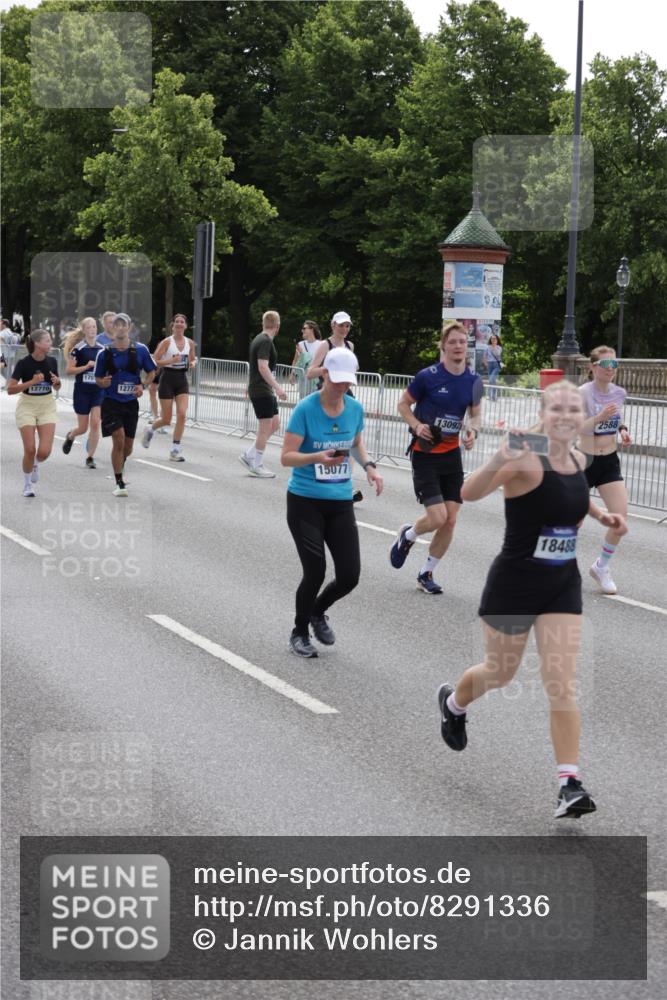 29.06.2025 - hella hamburg halbmarathon Jannik Wohlers http://msf.ph/oto/8291336 29.06.2025 10:36:14 Lombardsbrücke 1224, 1948, 2124, 2588, 3428, 4084, 4618, 4762, 5747, 6156, 6190, 6667, 7632, 8499, 8945, 9115, 9500, 9694, 9701, 9918, 10123, 10487, 10984, 11672, 12493, 12605, 12770, 12775, 13092, 13106, 13265, 13266, 13445, 13657, 13704, 13902, 13903, 15077, 15568, 15707, 15805, 16228, 16239, 16977, 17018, 17156, 17807, 18152, 18174, 18226, 18482, 18488, 18644, 18646, 18918, 18929 meine-sportfotos.de