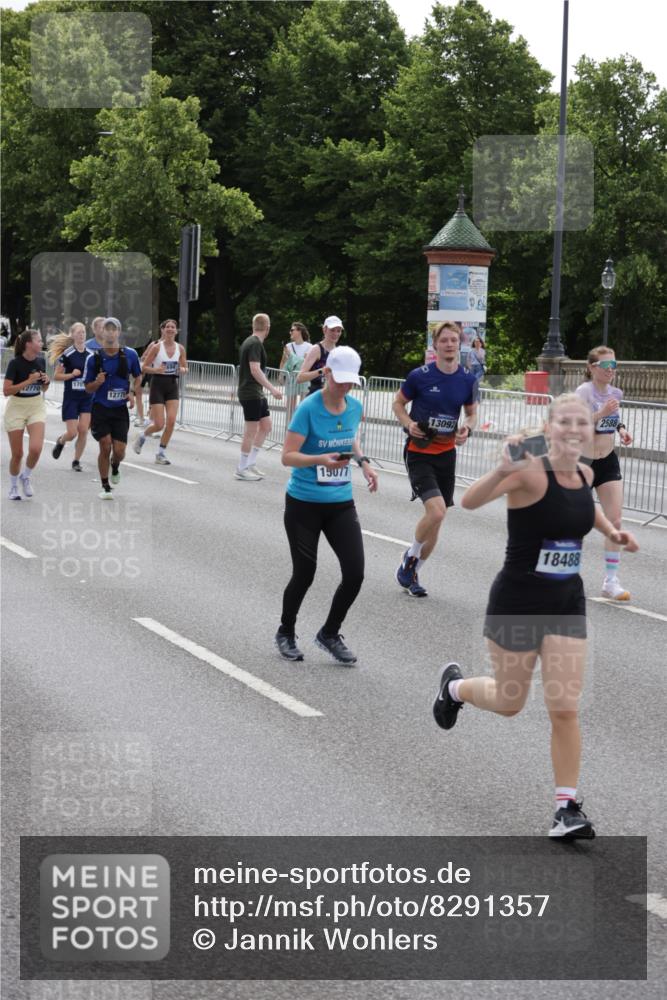 29.06.2025 - hella hamburg halbmarathon Jannik Wohlers http://msf.ph/oto/8291357 29.06.2025 10:36:14 Lombardsbrücke 1224, 1948, 2124, 2588, 3428, 4084, 4618, 4762, 5747, 6156, 6190, 6667, 7632, 8499, 8945, 9115, 9500, 9694, 9701, 9918, 10123, 10487, 10984, 11672, 12493, 12605, 12770, 12775, 13092, 13106, 13265, 13266, 13445, 13657, 13704, 13902, 13903, 15077, 15568, 15707, 15805, 16228, 16239, 16977, 17018, 17156, 17807, 18152, 18174, 18226, 18482, 18488, 18644, 18646, 18918, 18929 meine-sportfotos.de