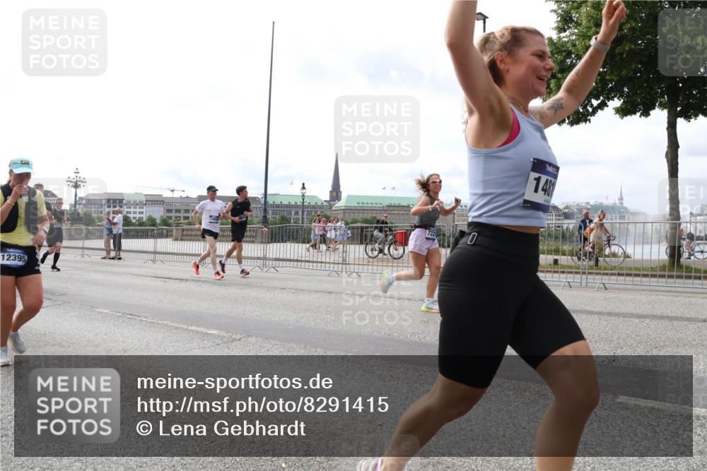 29.06.2025 - hella hamburg halbmarathon Lena Gebhardt http://msf.ph/oto/8291415 29.06.2025 10:21:16 Lombardsbrücke 12395, 0, 1481, 1028, 1266, 1401, 1658, 2271, 2383, 2635, 2815, 2923, 2945, 2956, 2986, 3122, 3161, 3247, 3453, 3770, 3813, 3817, 3825, 3826, 4082, 4350, 4697, 4786, 5041, 5061, 5373, 5395, 5412, 5493, 5767, 6103, 6275, 6308, 6844, 7228, 7375, 7522, 7553, 7608, 7781, 8095, 8113, 8724, 8726, 8844, 9005, 9011, 9100, 9108, 9236, 9499, 9501, 9532, 9624, 9981, 10374, 10585, 10602, 10874, 11145, 11698, 12175, 12694, 12844, 13057, 13508 meine-sportfotos.de