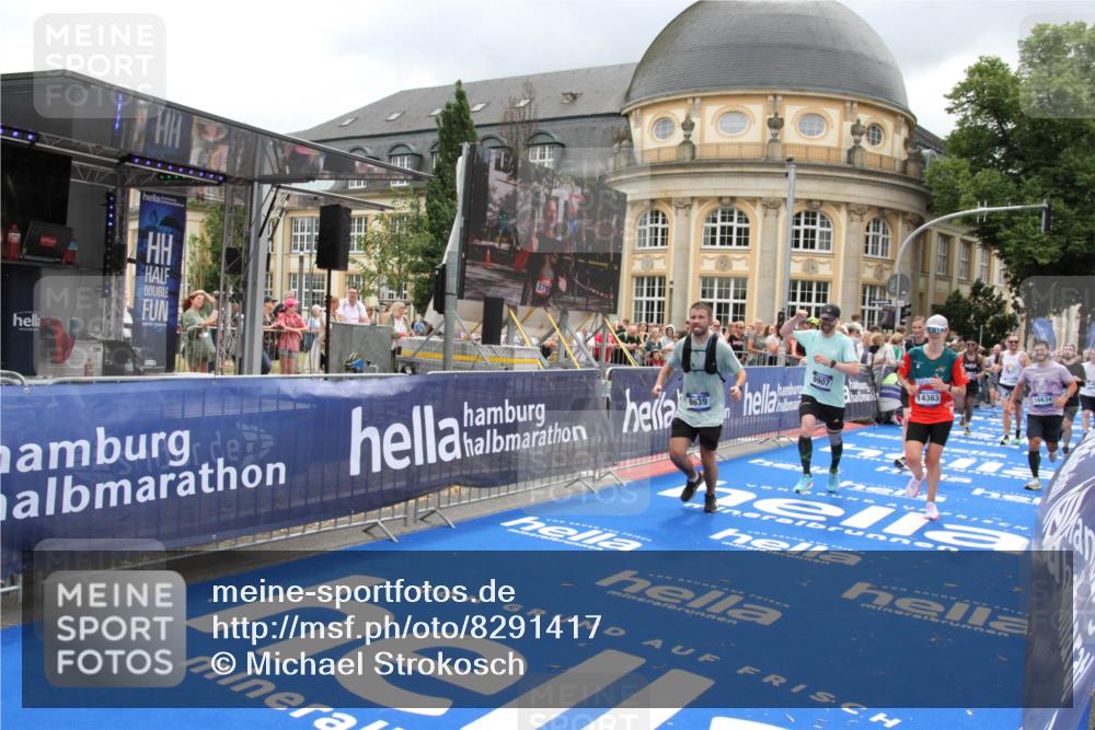 29.06.2025 - hella hamburg halbmarathon Michael Strokosch http://msf.ph/oto/8291417 29.06.2025 10:56:16 Ziel 1193, 4594, 4813, 5465, 5492, 8330, 8639, 9903, 9907, 10789, 12348, 14363, 15484, 16113, 16634, 17468, 19152 meine-sportfotos.de