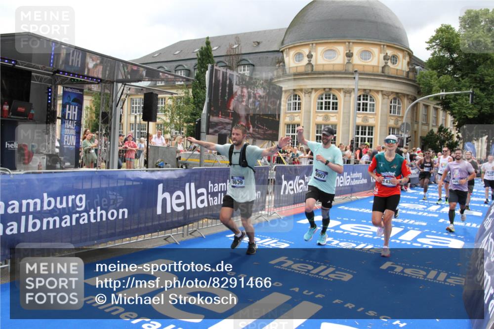 29.06.2025 - hella hamburg halbmarathon Michael Strokosch http://msf.ph/oto/8291466 29.06.2025 10:56:17 Ziel 1193, 5465, 5492, 7547, 8330, 8639, 9903, 9907, 10789, 12348, 14363, 15484, 16113, 16634, 17468, 19152 meine-sportfotos.de
