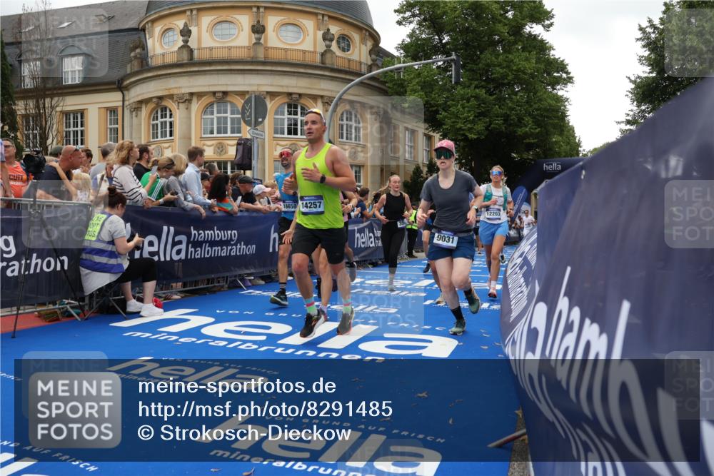 29.06.2025 - hella hamburg halbmarathon Strokosch-Dieckow http://msf.ph/oto/8291485 29.06.2025 10:50:08 Ziel 1119, 1216, 1321, 1507, 2020, 3296, 3562, 7176, 7930, 7932, 8313, 8921, 9031, 9303, 9965, 10371, 11607, 12203, 12235, 13282, 14257, 15620, 16403, 18228, 18657, 18658, 18811, 18884, 19040 meine-sportfotos.de