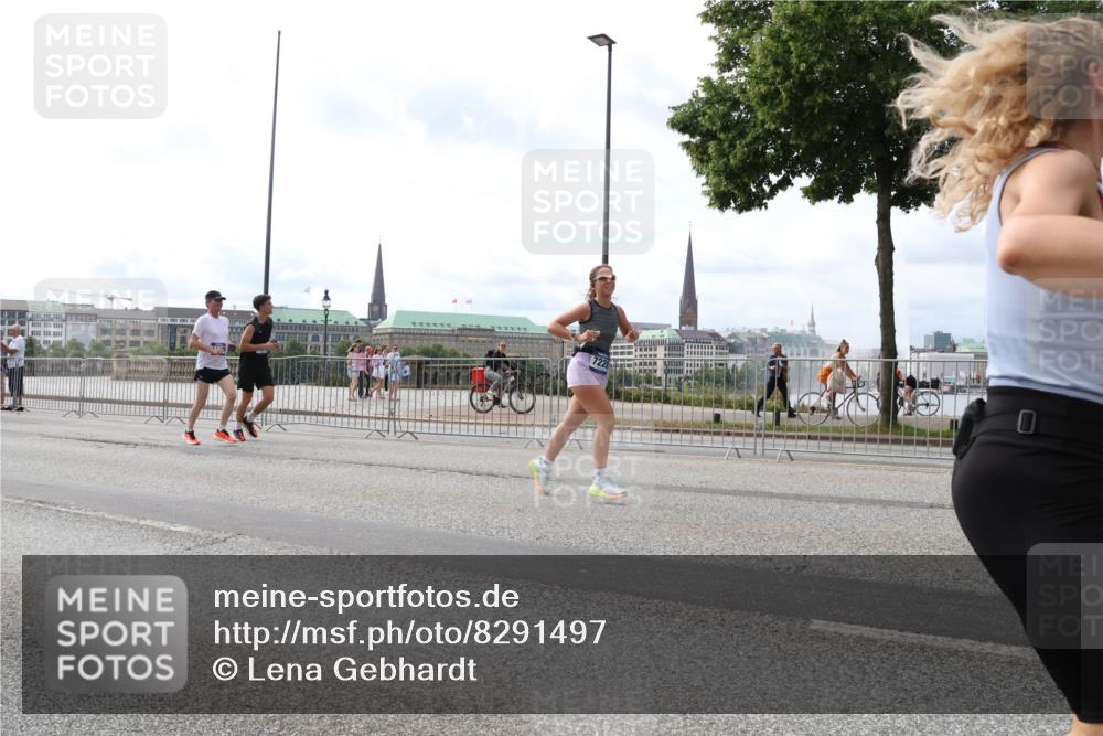 29.06.2025 - hella hamburg halbmarathon Lena Gebhardt http://msf.ph/oto/8291497 29.06.2025 10:21:16 Lombardsbrücke 1028, 1266, 1401, 1658, 2271, 2383, 2635, 2815, 2923, 2945, 2956, 2986, 3122, 3161, 3247, 3453, 3770, 3813, 3817, 3825, 3826, 4082, 4350, 4697, 4786, 5041, 5061, 5373, 5395, 5412, 5493, 5767, 6103, 6275, 6308, 6844, 7228, 7375, 7522, 7553, 7608, 7781, 8095, 8113, 8724, 8726, 8844, 9005, 9011, 9100, 9108, 9236, 9499, 9501, 9532, 9624, 9981, 10374, 10585, 10602, 10874, 11145, 11698, 12175, 12694, 12844, 13057, 13508 meine-sportfotos.de