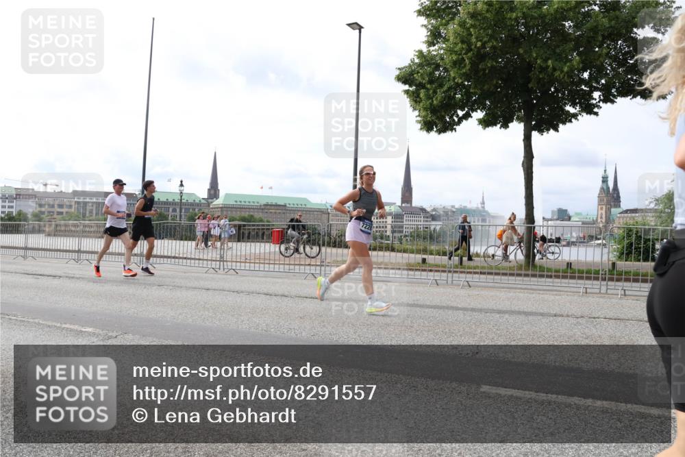 29.06.2025 - hella hamburg halbmarathon Lena Gebhardt http://msf.ph/oto/8291557 29.06.2025 10:21:16 Lombardsbrücke 1028, 1266, 1401, 1658, 2271, 2383, 2635, 2815, 2923, 2945, 2956, 2986, 3122, 3161, 3247, 3453, 3770, 3813, 3817, 3825, 3826, 4082, 4350, 4697, 4786, 5041, 5061, 5373, 5395, 5412, 5493, 5767, 6103, 6275, 6308, 6844, 7228, 7375, 7522, 7553, 7608, 7781, 8095, 8113, 8724, 8726, 8844, 9005, 9011, 9100, 9108, 9236, 9499, 9501, 9532, 9624, 9981, 10374, 10585, 10602, 10874, 11145, 11698, 12175, 12694, 12844, 13057, 13508 meine-sportfotos.de