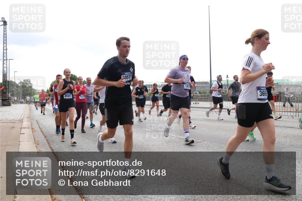 29.06.2025 - hella hamburg halbmarathon Lena Gebhardt http://msf.ph/oto/8291648 29.06.2025 10:36:21 Lombardsbrücke 8581, 7576, 10577, 340, 183, 3699, 1008, 1010, 1036, 1102, 1183, 1224, 1775, 1780, 1835, 2124, 2520, 2870, 3398, 3401, 3404, 3428, 3699, 3741, 3877, 3990, 4245, 4326, 4413, 4442, 4798, 4937, 5012, 5246, 5427, 5540, 5573, 5666, 5747, 5809, 5919, 6092, 6093, 6184, 6190, 6417, 6667, 6896, 7086, 7111, 7140, 7275, 7575, 7576, 7632, 8356, 8498, 8530, 8581, 8945, 8947, 9115, 9117, 9229, 9432, 17156, 17807, 18152, 18488 meine-sportfotos.de
