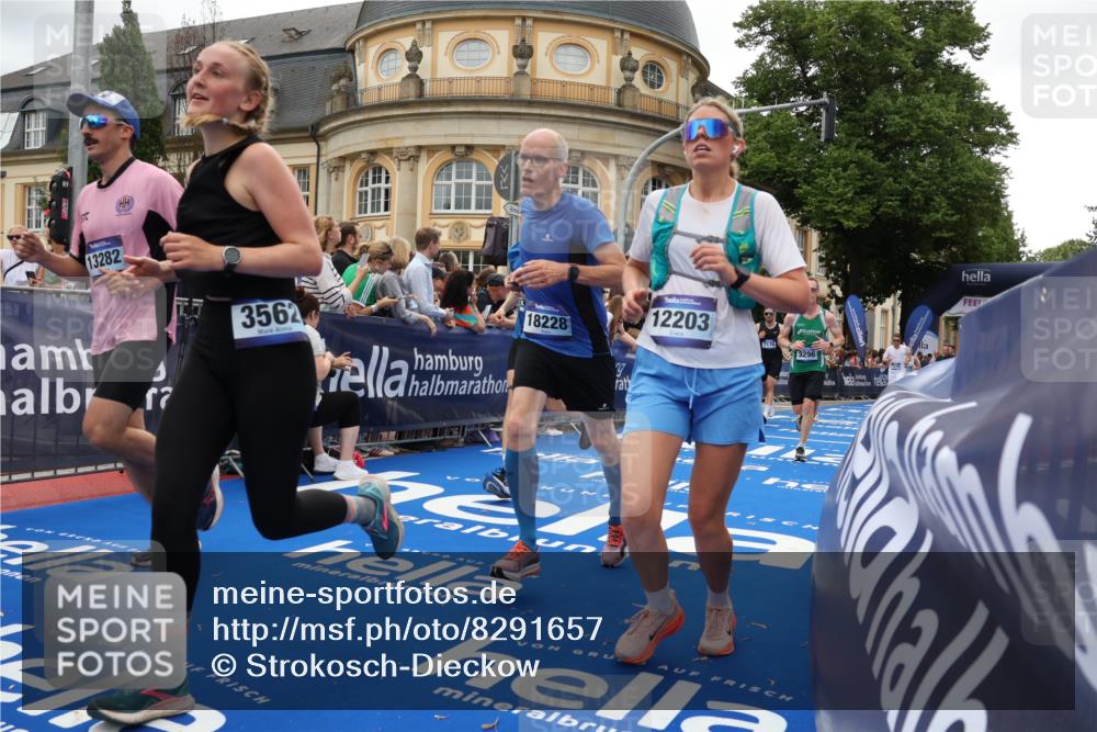 29.06.2025 - hella hamburg halbmarathon Strokosch-Dieckow http://msf.ph/oto/8291657 29.06.2025 10:50:10 Ziel 1119, 1216, 1507, 3296, 3562, 4933, 7176, 7930, 7932, 8313, 8921, 9031, 9303, 9965, 10371, 11607, 12203, 12235, 13282, 13609, 13690, 14257, 15620, 16000, 18228, 18499, 18657, 18658, 18811, 19040 meine-sportfotos.de