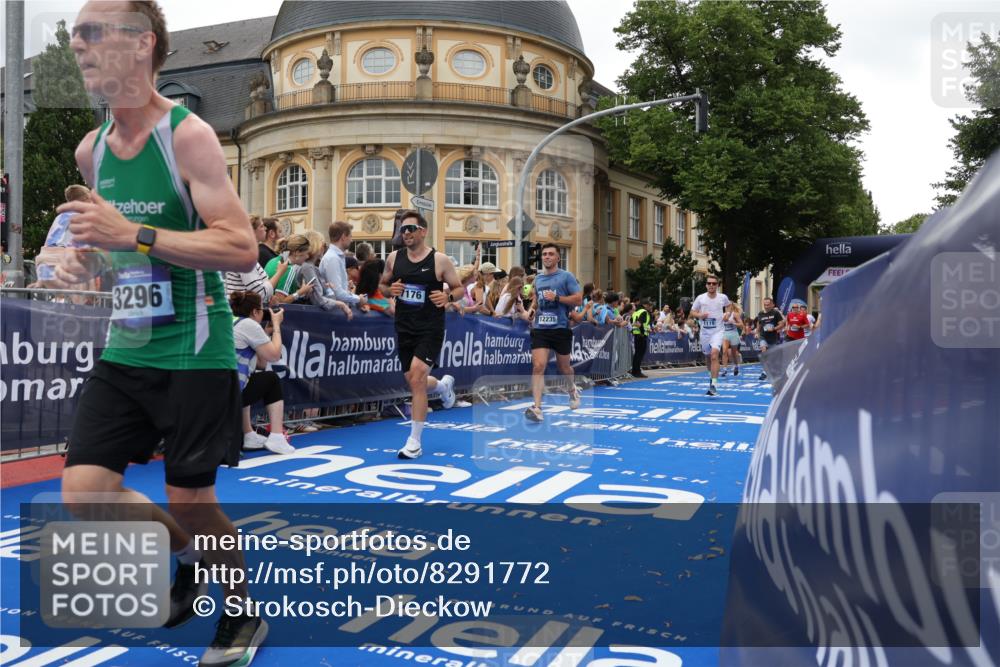 29.06.2025 - hella hamburg halbmarathon Strokosch-Dieckow http://msf.ph/oto/8291772 29.06.2025 10:50:12 Ziel 1119, 1507, 3296, 3562, 4933, 7176, 7930, 7932, 8313, 8921, 9965, 10371, 11607, 12203, 12235, 12949, 13282, 13609, 13690, 14257, 15620, 16000, 16242, 18228, 18499, 18657, 18658, 18811, 19040 meine-sportfotos.de