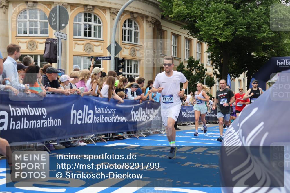 29.06.2025 - hella hamburg halbmarathon Strokosch-Dieckow http://msf.ph/oto/8291799 29.06.2025 10:50:13 Ziel 1119, 1507, 3296, 3562, 4933, 7176, 7930, 7932, 8313, 8921, 10371, 11607, 12203, 12235, 12949, 13282, 13609, 13690, 14034, 14257, 15620, 16000, 16242, 18228, 18499, 18657, 18658, 18811, 19040 meine-sportfotos.de