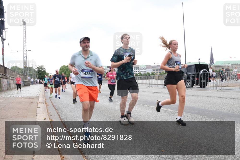 29.06.2025 - hella hamburg halbmarathon Lena Gebhardt http://msf.ph/oto/8291828 29.06.2025 10:46:42 Lombardsbrücke 1073, 1286, 1363, 1371, 1375, 1429, 1465, 1608, 1720, 1837, 1999, 2162, 2211, 2320, 2500, 2556, 2697, 2981, 3277, 3406, 3407, 3469, 3734, 3823, 4119, 4202, 4296, 4342, 4355, 4448, 4604, 5111, 5114, 5697, 5700, 5796, 5854, 5953, 6068, 6124, 6161, 6740, 7303, 7364, 7368, 7374, 7412, 7767, 7827, 7960, 8047, 8477, 8486, 8551, 8553, 8684, 8700, 9129, 9337, 9691, 10153, 10230, 11361, 12298, 12333, 12507, 12522, 13969, 14261, 15852, 16882, 16987 meine-sportfotos.de