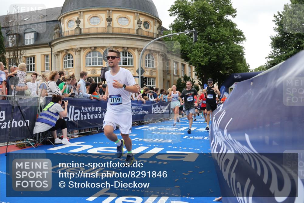 29.06.2025 - hella hamburg halbmarathon Strokosch-Dieckow http://msf.ph/oto/8291846 29.06.2025 10:50:14 Ziel 1119, 3296, 4933, 7176, 7930, 7932, 8313, 8921, 10371, 11607, 12235, 12949, 13282, 13609, 13690, 14034, 15620, 16000, 16242, 18499, 18811, 19040 meine-sportfotos.de