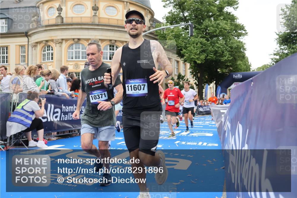 29.06.2025 - hella hamburg halbmarathon Strokosch-Dieckow http://msf.ph/oto/8291896 29.06.2025 10:50:16 Ziel 1119, 3296, 4247, 4933, 7176, 7930, 7932, 8899, 8921, 10371, 11607, 12035, 12235, 12949, 13609, 13690, 14034, 15620, 16000, 16242, 18499, 18811, 19040 meine-sportfotos.de