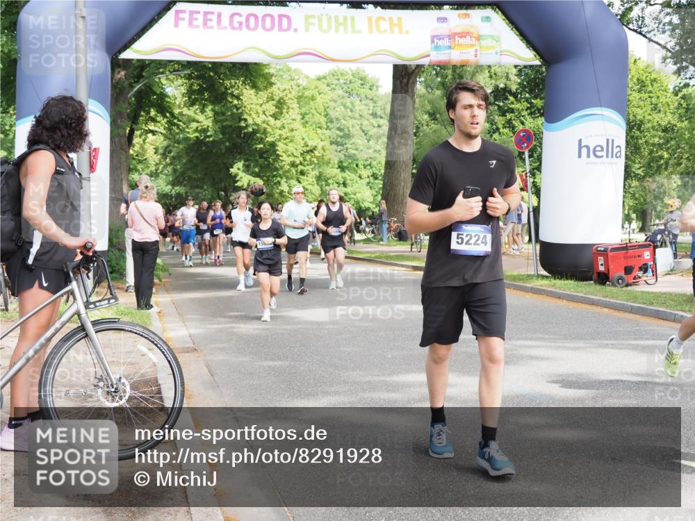 29.06.2025 - hella hamburg halbmarathon MichiJ http://msf.ph/oto/8291928 29.06.2025 11:29:39 Zwischen KM18-KM19 3884, 5224, 8056, 10627, 12343, 13018, 13406, 14856, 15669, 18544, 19086 meine-sportfotos.de