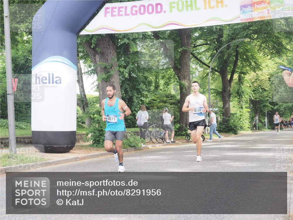 29.06.2025 - hella hamburg halbmarathon KatJ http://msf.ph/oto/8291956 29.06.2025 10:13:04 Zwischen KM18-KM19 4128, 4571 meine-sportfotos.de