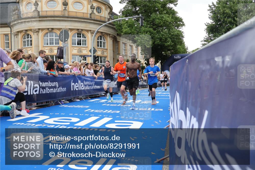 29.06.2025 - hella hamburg halbmarathon Strokosch-Dieckow http://msf.ph/oto/8291991 29.06.2025 10:50:19 Ziel 4247, 4933, 6795, 7930, 7932, 8899, 8921, 10371, 12035, 12624, 12949, 13609, 13690, 14034, 15620, 16000, 16242, 18394, 18499, 18811, 19040 meine-sportfotos.de