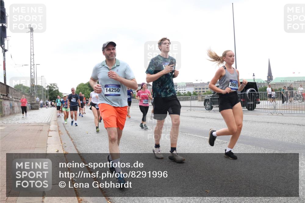 29.06.2025 - hella hamburg halbmarathon Lena Gebhardt http://msf.ph/oto/8291996 29.06.2025 10:46:42 Lombardsbrücke 1073, 1286, 1363, 1371, 1375, 1429, 1465, 1608, 1720, 1837, 1999, 2162, 2211, 2320, 2500, 2556, 2697, 2981, 3277, 3406, 3407, 3469, 3734, 3823, 4119, 4202, 4296, 4342, 4355, 4448, 4604, 5111, 5114, 5697, 5700, 5796, 5854, 5953, 6068, 6124, 6161, 6740, 7303, 7364, 7368, 7374, 7412, 7767, 7827, 7960, 8047, 8477, 8486, 8551, 8553, 8684, 8700, 9129, 9337, 9691, 10153, 10230, 11361, 12298, 12333, 12507, 12522, 13969, 14261, 15852, 16882, 16987 meine-sportfotos.de