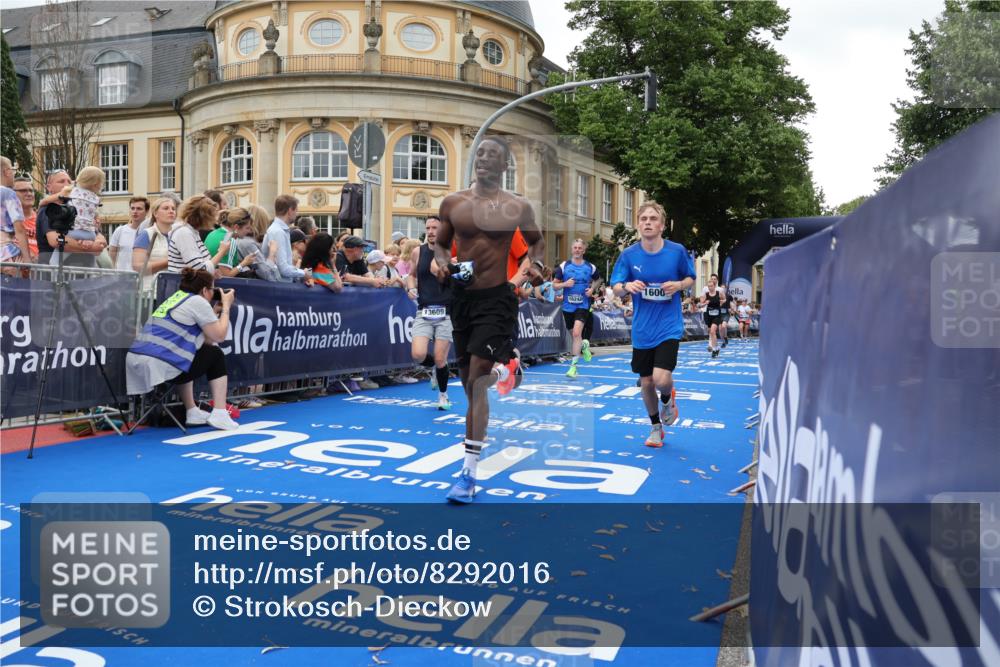 29.06.2025 - hella hamburg halbmarathon Strokosch-Dieckow http://msf.ph/oto/8292016 29.06.2025 10:50:19 Ziel 4247, 4933, 6795, 7930, 7932, 8899, 8921, 10371, 12035, 12624, 12949, 13609, 13690, 14034, 15620, 16000, 16242, 18394, 18499, 18811, 19040 meine-sportfotos.de