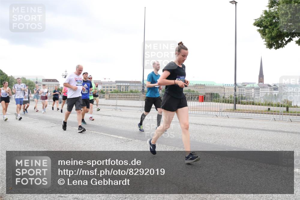 29.06.2025 - hella hamburg halbmarathon Lena Gebhardt http://msf.ph/oto/8292019 29.06.2025 10:55:52 Lombardsbrücke 5220, 10593, 8110, 1616, 1873, 1909, 1917, 2095, 2793, 3101, 3244, 3268, 4265, 4354, 4470, 4473, 4836, 4896, 5220, 5222, 5306, 5487, 5575, 5994, 6055, 6056, 6113, 6257, 6494, 6594, 7516, 7548, 7616, 7680, 7969, 8005, 8110, 8305, 8527, 8532, 8533, 8626, 8648, 9548, 9614, 9618, 9838, 9857, 9858, 9861, 9865, 9956, 10094, 10436, 10438, 10449, 10559, 10593, 10640, 10885, 11903, 11962, 11963, 12695, 12902, 14727 meine-sportfotos.de