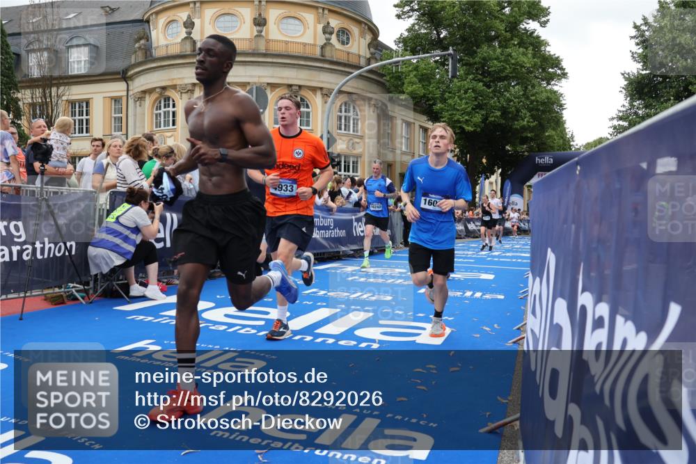 29.06.2025 - hella hamburg halbmarathon Strokosch-Dieckow http://msf.ph/oto/8292026 29.06.2025 10:50:20 Ziel 4127, 4247, 4933, 6795, 7930, 7932, 8899, 8921, 11455, 12035, 12624, 12949, 13609, 13690, 14034, 15620, 16000, 16242, 18394, 18499, 18811, 19040 meine-sportfotos.de
