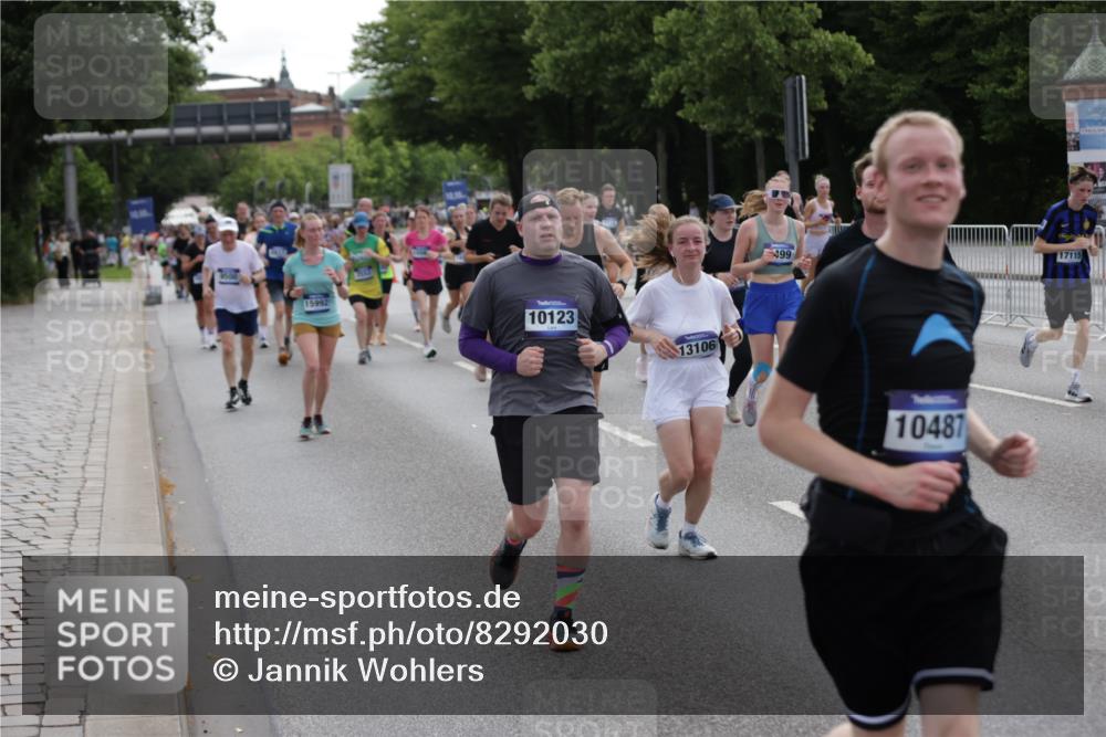 29.06.2025 - hella hamburg halbmarathon Jannik Wohlers http://msf.ph/oto/8292030 29.06.2025 10:36:21 Lombardsbrücke 1118, 1253, 1948, 1952, 1954, 2552, 2588, 3873, 3895, 4084, 4618, 4762, 4996, 5789, 6156, 6359, 7773, 8499, 8936, 8937, 9295, 9500, 9694, 9701, 10123, 10487, 11672, 11831, 11912, 12302, 12605, 12770, 12775, 13092, 13106, 13165, 13265, 13266, 13657, 13704, 13902, 13903, 14695, 15077, 15588, 15805, 15972, 15992, 16228, 16309, 16977, 17018, 17115, 17156, 17349, 17807, 18152, 18174, 18482, 18488, 18644, 18646, 18929 meine-sportfotos.de