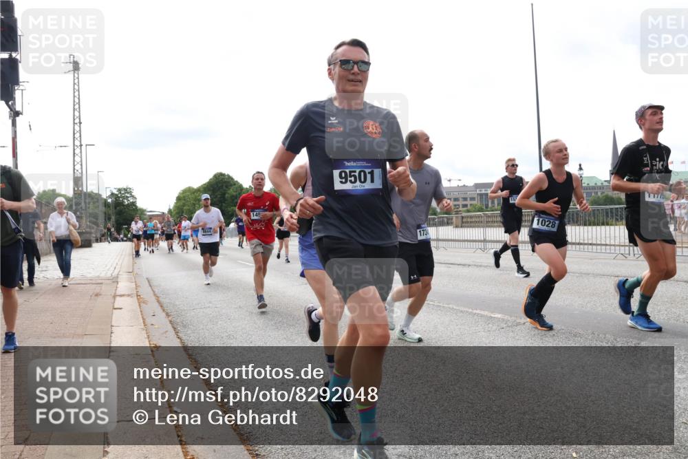 29.06.2025 - hella hamburg halbmarathon Lena Gebhardt http://msf.ph/oto/8292048 29.06.2025 10:21:19 Lombardsbrücke 9501, 173, 1028, 11775, 1028, 1072, 1266, 1401, 1658, 2271, 2383, 2635, 2815, 2923, 2945, 2956, 2986, 3122, 3161, 3453, 3770, 3813, 3817, 3825, 3826, 4082, 4350, 4697, 4786, 5041, 5061, 5122, 5373, 5395, 5412, 5493, 5767, 6103, 6275, 6308, 6844, 7228, 7375, 7522, 7553, 7608, 7781, 8095, 8113, 8286, 8724, 8726, 8844, 9005, 9011, 9100, 9108, 9236, 9369, 9483, 9499, 9501, 9532, 9624, 10374, 10585, 10602, 10874, 11698, 12175, 12694, 13057, 13508 meine-sportfotos.de