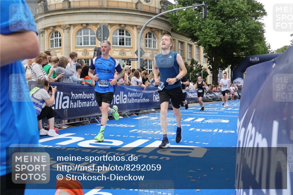 29.06.2025 - hella hamburg halbmarathon Strokosch-Dieckow http://msf.ph/oto/8292059 29.06.2025 10:50:21 Ziel 4127, 4247, 4933, 6795, 7930, 7932, 8899, 8921, 11455, 12035, 12624, 12949, 13609, 13690, 14034, 14626, 16000, 16242, 17319, 18394, 18499, 18811, 19040 meine-sportfotos.de