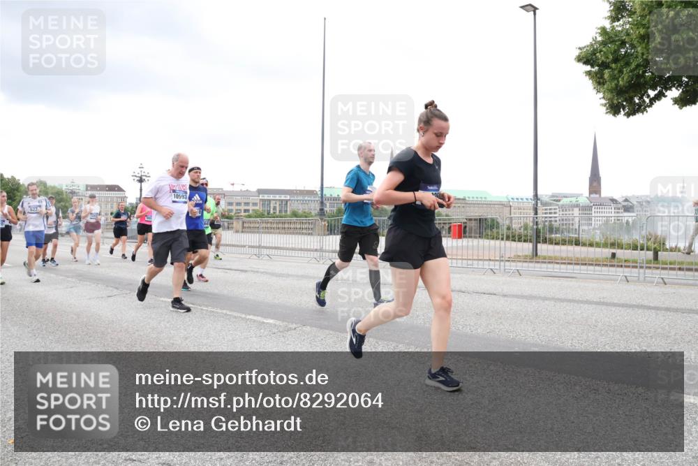 29.06.2025 - hella hamburg halbmarathon Lena Gebhardt http://msf.ph/oto/8292064 29.06.2025 10:55:52 Lombardsbrücke 522, 10593, 1616, 1873, 1909, 1917, 2095, 2793, 3101, 3244, 3268, 4265, 4354, 4470, 4473, 4836, 4896, 5220, 5222, 5306, 5487, 5575, 5994, 6055, 6056, 6113, 6257, 6494, 6594, 7516, 7548, 7616, 7680, 7969, 8005, 8110, 8305, 8527, 8532, 8533, 8626, 8648, 9548, 9614, 9618, 9838, 9857, 9858, 9861, 9865, 9956, 10094, 10436, 10438, 10449, 10559, 10593, 10640, 10885, 11903, 11962, 11963, 12695, 12902, 14727 meine-sportfotos.de