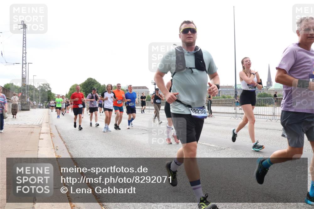 29.06.2025 - hella hamburg halbmarathon Lena Gebhardt http://msf.ph/oto/8292071 29.06.2025 10:36:24 Lombardsbrücke 5809, 5012, 18466, 5573, 19230, 14296, 1008, 1010, 1036, 1102, 1183, 1224, 1775, 1780, 1835, 2124, 2520, 2870, 3398, 3401, 3404, 3428, 3699, 3741, 3877, 4245, 4326, 4442, 4798, 4937, 5012, 5246, 5427, 5540, 5573, 5666, 5747, 5809, 5919, 6092, 6093, 6184, 6190, 6417, 6667, 6896, 7086, 7111, 7140, 7275, 7575, 7576, 7632, 8356, 8498, 8530, 8581, 8945, 8947, 9115, 9117, 9229, 13265, 15077, 17156, 17807, 18152, 18488 meine-sportfotos.de