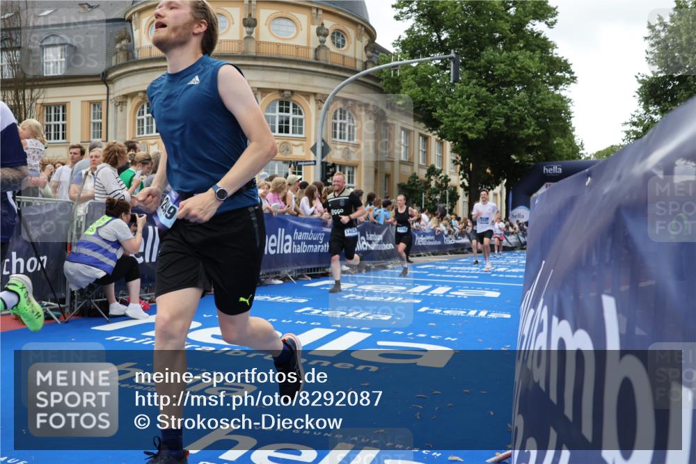 29.06.2025 - hella hamburg halbmarathon Strokosch-Dieckow http://msf.ph/oto/8292087 29.06.2025 10:50:22 Ziel 4127, 4247, 4933, 6795, 8153, 8899, 8921, 11455, 12035, 12624, 12949, 13609, 13690, 14034, 14626, 16000, 16242, 17319, 18394, 18499 meine-sportfotos.de