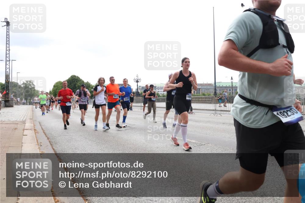 29.06.2025 - hella hamburg halbmarathon Lena Gebhardt http://msf.ph/oto/8292100 29.06.2025 10:36:25 Lombardsbrücke 1008, 1010, 1036, 1102, 1183, 1224, 1775, 1780, 1835, 2124, 2520, 2588, 2870, 3398, 3401, 3404, 3428, 3699, 3741, 3877, 4084, 4245, 4326, 4442, 4798, 4937, 5012, 5246, 5427, 5540, 5573, 5666, 5747, 5809, 5919, 6092, 6093, 6184, 6190, 6417, 6667, 6896, 7086, 7111, 7140, 7275, 7575, 7576, 7632, 8356, 8498, 8530, 8581, 8945, 8947, 9115, 9117, 9229, 9500, 13265, 15077, 17156, 17807, 18152, 18488 meine-sportfotos.de