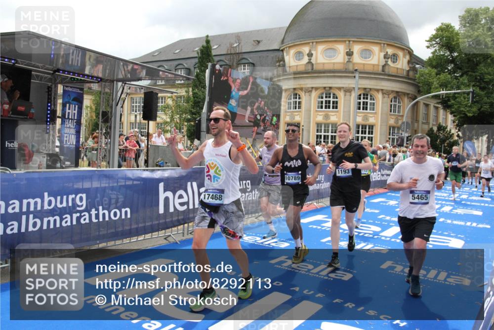 29.06.2025 - hella hamburg halbmarathon Michael Strokosch http://msf.ph/oto/8292113 29.06.2025 10:56:20 Ziel 1193, 5465, 7547, 9903, 10789, 11309, 12348, 14363, 15300, 15484, 16113, 16375, 16634, 17468, 18117, 18495, 18652, 18741, 19152 meine-sportfotos.de