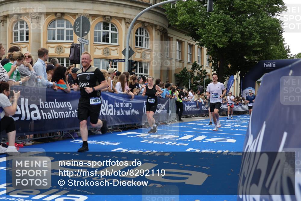 29.06.2025 - hella hamburg halbmarathon Strokosch-Dieckow http://msf.ph/oto/8292119 29.06.2025 10:50:22 Ziel 4127, 4247, 4933, 6795, 8153, 8899, 8921, 11455, 12035, 12624, 12949, 13609, 13690, 14034, 14626, 16000, 16242, 17319, 18394, 18499 meine-sportfotos.de
