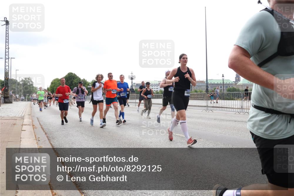 29.06.2025 - hella hamburg halbmarathon Lena Gebhardt http://msf.ph/oto/8292125 29.06.2025 10:36:25 Lombardsbrücke 9229, 5012, 18466, 1646, 5573, 1008, 1010, 1036, 1102, 1183, 1224, 1775, 1780, 1835, 2124, 2520, 2588, 2870, 3398, 3401, 3404, 3428, 3699, 3741, 3877, 4084, 4245, 4326, 4442, 4798, 4937, 5012, 5246, 5427, 5540, 5573, 5666, 5747, 5809, 5919, 6092, 6093, 6184, 6190, 6417, 6667, 6896, 7086, 7111, 7140, 7275, 7575, 7576, 7632, 8356, 8498, 8530, 8581, 8945, 8947, 9115, 9117, 9229, 9500, 13265, 15077, 17156, 17807, 18152, 18488 meine-sportfotos.de